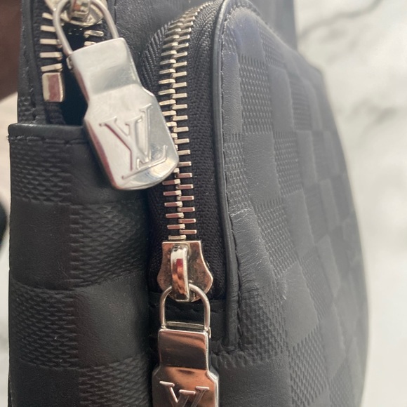 Louis V Men’s cross body ‘Avenue Slingbag’ - Picture 3 of 5